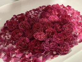 decoração de rosas para quartos com um conceito romântico. o perfume sedutor das rosas. as rosas são ordenadamente dispostas e decoradas para formar um coração. os quartos do hotel são preparados para casais em lua de mel. foto