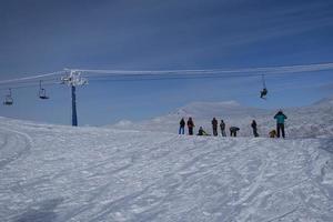 manhã ensolarada de inverno nas montanhas de sheregesh na pista de esqui foto