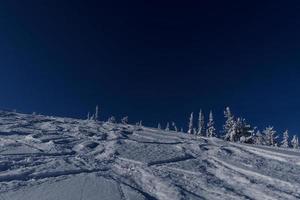 manhã ensolarada de inverno nas montanhas de sheregesh na pista de esqui foto