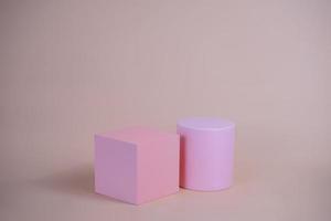 pódio vazio para exibir produtos cosméticos. arranjo de plataforma em cor pastel rosa em estilo minimalista moderno. composição do layout de cilindros e cubos para fundo feminino foto