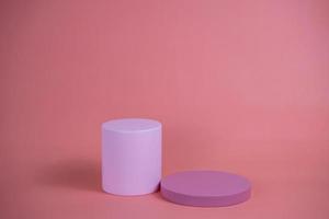 pódio vazio para exibir produtos cosméticos. arranjo de plataforma em cor pastel rosa em estilo minimalista moderno. composição do layout de cilindros e cubos para fundo feminino foto