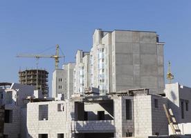 construção de um novo edifício residencial de vários andares foto