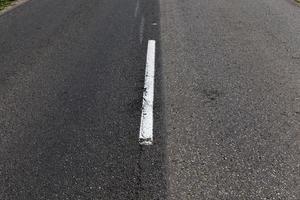 estrada pavimentada com marcações de estrada branca para gerenciamento de transporte foto