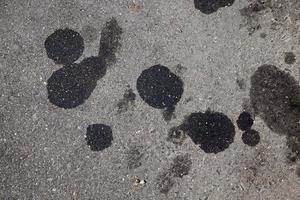 manchas de óleo de carro em uma estrada de asfalto foto