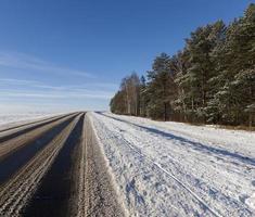 estrada de asfalto no inverno foto