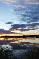 pequeno lago, pôr do sol foto