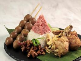 tumpeng merah putih foto