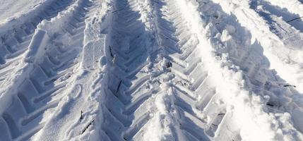 vestígios do carro na neve foto