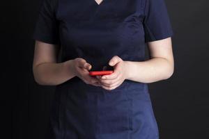 uma mulher em roupas médicas, hospital durante uma pausa foto