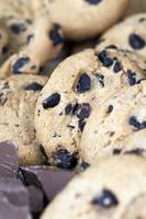 biscoitos de aveia e grandes pedaços de chocolate doce foto