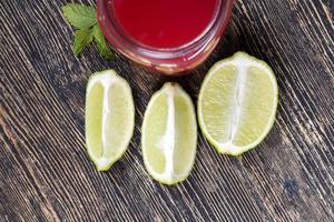 suco de melancia de melancias e pedaços de limão ou limão foto