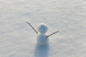 um pequeno boneco de neve na temporada de inverno, close-up foto