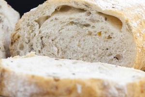 um pedaço de pão de trigo fresco foto