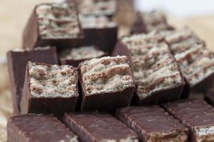 close-up de bombons de chocolate e waffles de farinha crocante foto