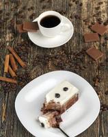 café com chocolate e bolo de várias camadas foto