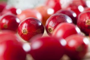 cranberries de frutas vermelhas maduras em cima da mesa foto
