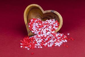doces vermelhos e brancos em forma de coração foto