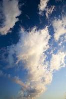 lindo céu azul com nuvens durante o dia foto