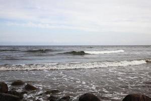 a costa do mar do mar Báltico frio foto