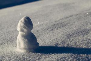 um pequeno boneco de neve na temporada de inverno, close-up foto