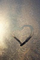 coração pintado no inverno em vidro congelado, close-up foto