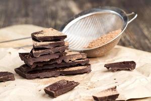 dividido em pedaços um pedaço de chocolate de cacau foto