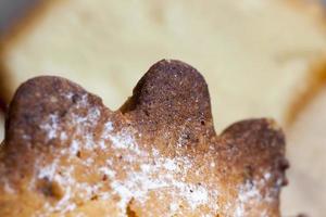 bolinho doce de trigo dividido em várias partes foto