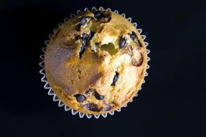 cupcake de trigo com pedaços de chocolate, close-up foto