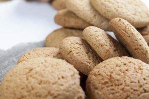biscoitos redondos feitos de farinha de trigo e aveia foto