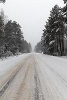 uma estrada coberta de neve suja e quebrada foto