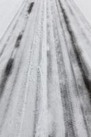 neve deriva na estrada de inverno foto