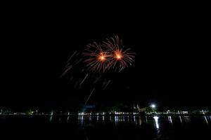 fogos de artifício no rio no céu escuro foto