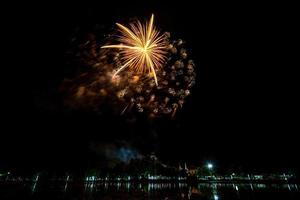 celebração de fogos de artifício no fundo escuro foto