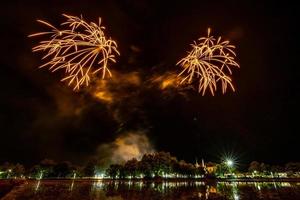 celebração de fogos de artifício no fundo escuro foto