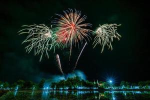 celebração de fogos de artifício no fundo escuro foto