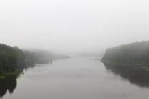 rio em tempo nublado nevoeiro foto