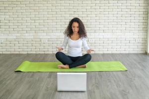 mulher latina ensinando ioga online