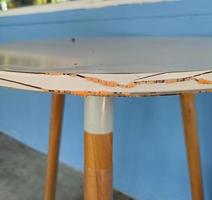 a velha mesa de madeira estava mofada e danificada. foto