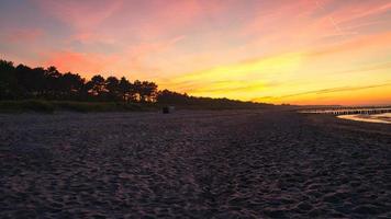 pôr do sol na praia do mar báltico em zingst foto