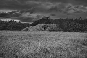 bunker nas dunas da dinamarca tirada em preto e branco foto