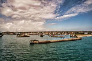 vista do navio de partida sobre o porto de rostock em warningemuende foto