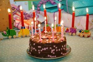 bolo de aniversário para o aniversário. velas no bolo. bolo de chocolate para comemorar foto