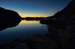 férias de pesca em selje noruega. a hora azul no fiorde. foto