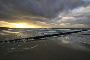 vista sobre os bunes para o mar Báltico ao pôr do sol. foto