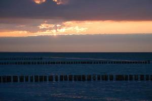 pôr do sol no mar Báltico. mar, feijão cores fortes. férias na praia. paisagem foto