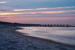 pôr do sol na praia do mar Báltico em zingst. foto