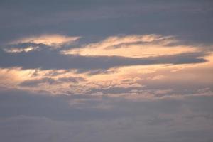 nuvens iluminadas pelo sol no céu como pano de fundo foto