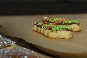 assando biscoitos durante a época do advento. foto