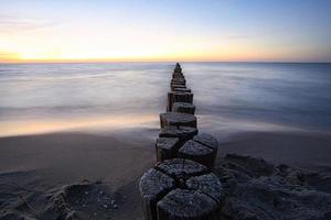 vista sobre os bunes para o mar Báltico ao pôr do sol. foto