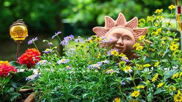 flores com decoração de sol de barro na varanda foto